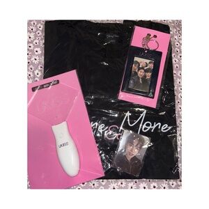 UKISS Fanlight and Merchandise Set